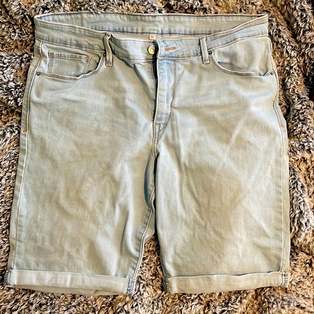 Levi shorts size 32